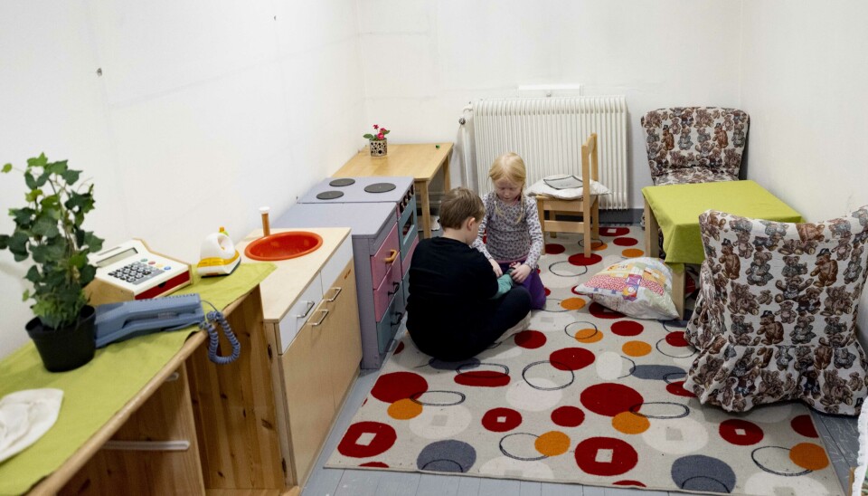 Her har førsteklassingene lekekrok, puter, telt og langbord i klasserommet