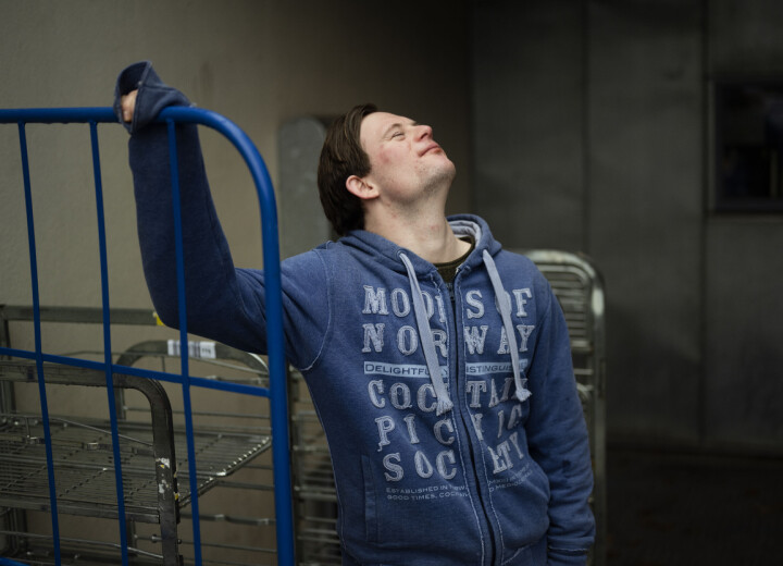 Tim (25) står for service, melk og klemmer ved Marienlyst skole