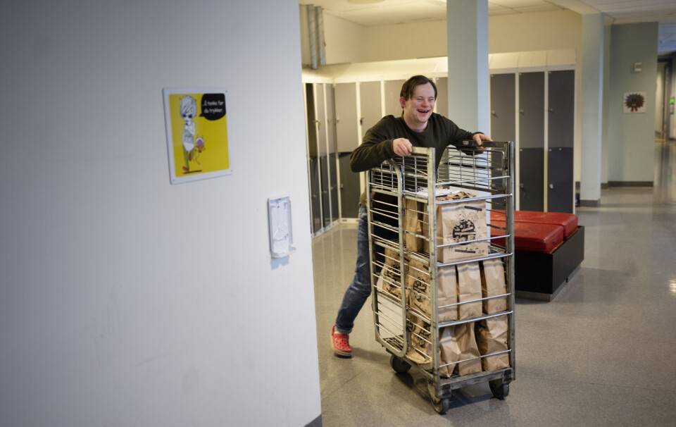 En av Tims faste oppgaver er å fordele posene med drikke til hver enkelt klasse.