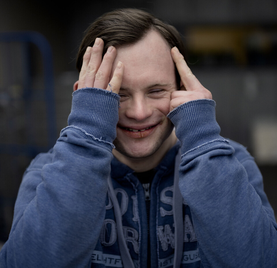 – Jeg liker å snakke med alle, men jeg liker ikke å være den eneste som snakker når det er mange til stede og alle ser på meg. Da blir jeg blyg, sier Tim.