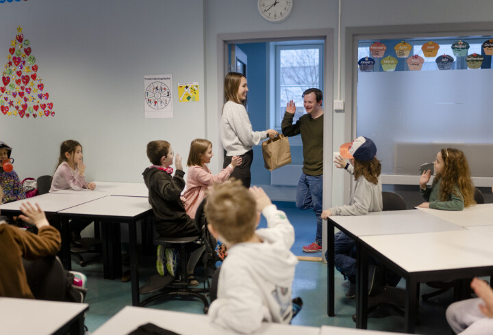 Tim jobber ved Marienlyst skole tre dager i uka. Et av høydepunktene er å hilse på klassene.