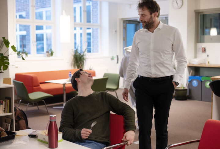 Tim (25) står for service, melk og klemmer ved Marienlyst skole