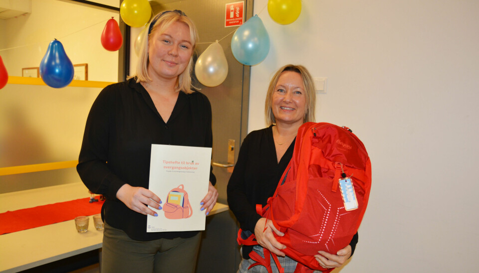 Prosjektutvikler Oline Bergan og prosjektleder Camilla Andersson står bak overgangssekken og sekkens «manual».