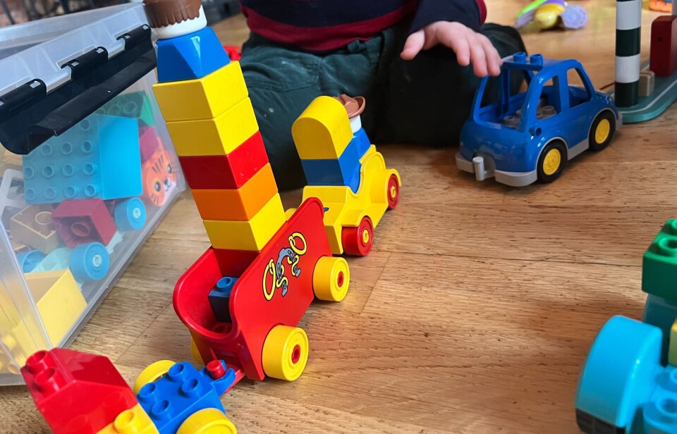 Marius (fotografens snn) barn leker duplo lego barnehage