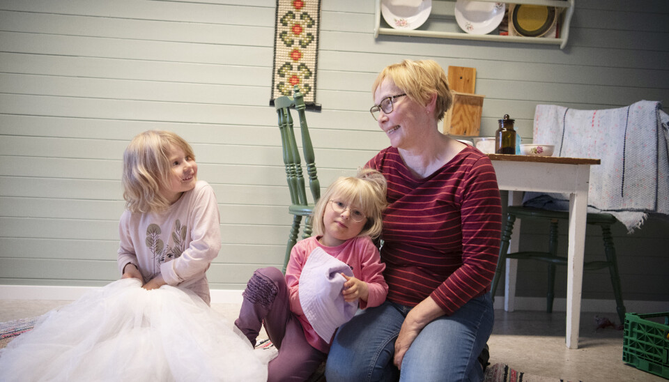 Barne- og ungdomsarbeider Edel Skogen Andersen snakket selv norsk i oppveksten og er glad for at Emma Ulrikke (5) (t.v.) og Anna Olivia (5) og de tre andre barnebarna har fått muligheten til å lære kvensk i Bærtua barnehage.