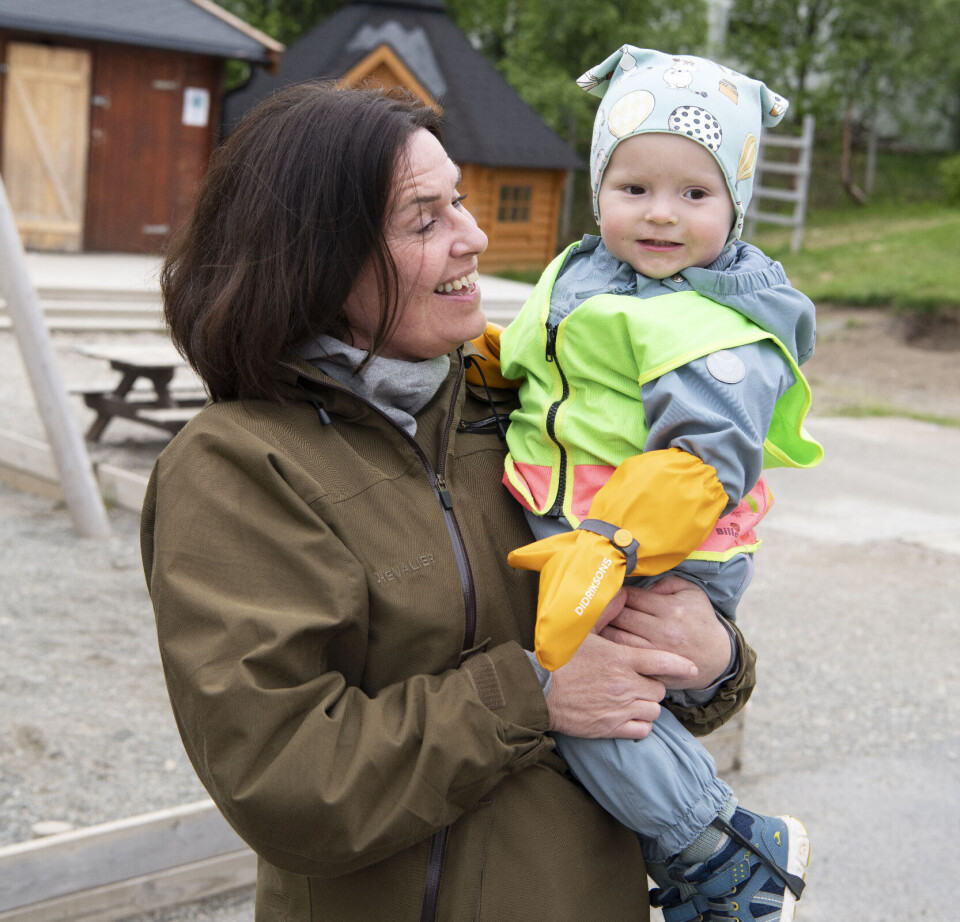 Styrer Mona Skanke synes Porsanger kommune er som en smeltedigel, med norsk, kvensk og samisk språk og kultur. Her med Sebastian (1,5) på armen.