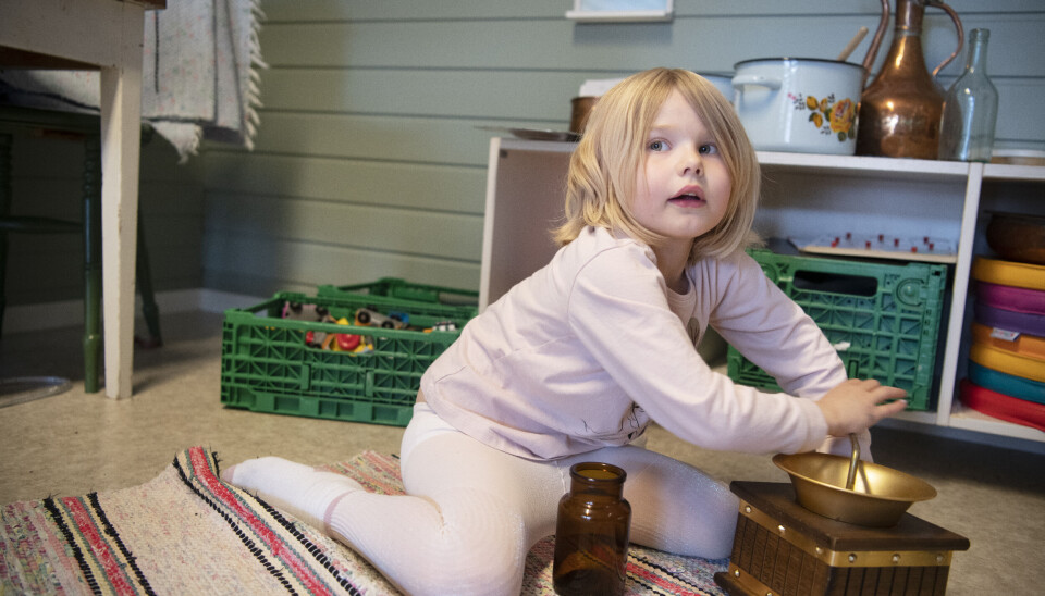 – Det er fint å være kvensk, mener Emma Ulrikke (5). Favorittleken til mange av barna er den gamle kaffekverna.
