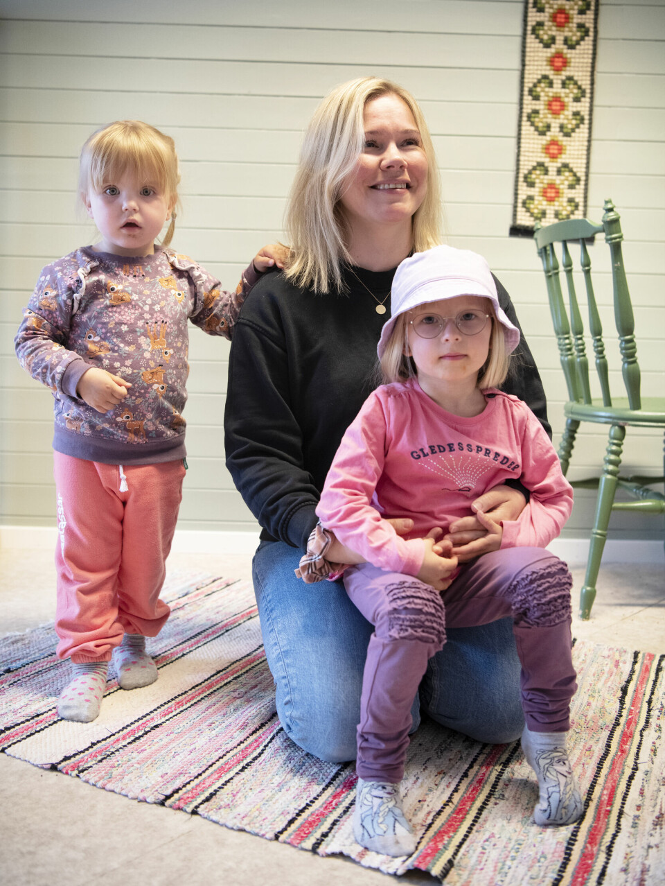 – Mange i min generasjon ønsker å ta det kvenske språket tilbake, sier pedagogisk leder Maija Lindbäck. Selv har hun studert språket i voksen alder. Anna Olivia Elisassen (5) og Mia Josefine (3) (t.v.) lærer kvensk i barnehagen.