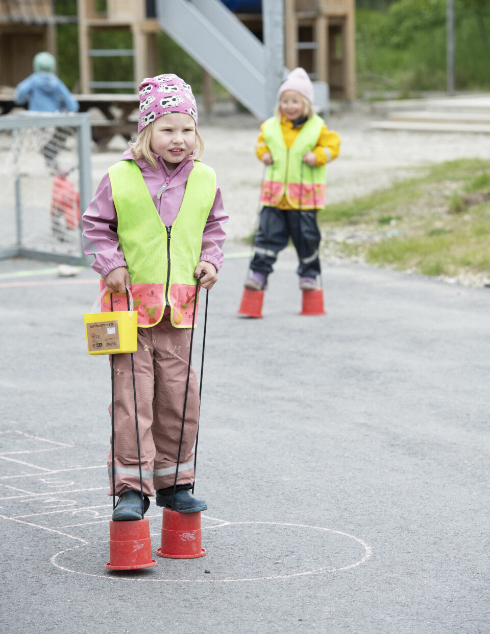 Emma Ulrikke (5) (t.v.) og Anna Olivia (5) er to av de elleve barna på den kvenske avdelingen. De snakker mest norsk i leken, ispedd kvenske ord.