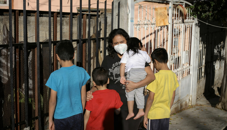 Katia med fire av sine seks barn. Kun tre av dem har fortsatt med skolegang etter at pandemien brøt ut.