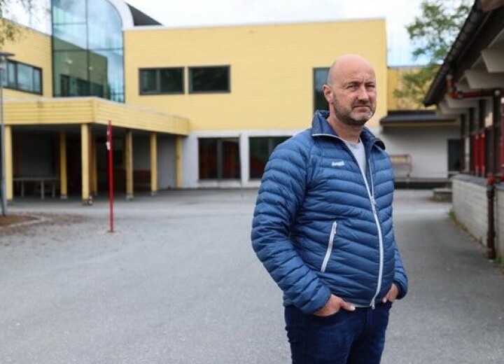 Ole Magnus Dalland framfor den tidlegare arbeidsplassen, Knarvik ungdomsskule i Alver kommune utanfor Bergen. Ole Magnus Dalland framfor den tidlegare arbeidsplassen, Knarvik ungdomsskule i Alver kommune utanfor Bergen.