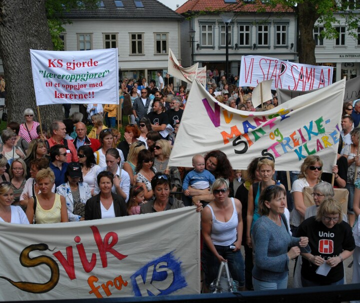 Mange kom langveisfra, bde fra Egersund, Sokndal og Jren, til streikemarkeringen i Stavanger 28. mai. Paroler: Svik fra KSVi er mange, sinte og streikeklareKS gjorde "lreroppgjret" til et oppgjr med lrerne!!Vi str samla! *** Local Caption *** Stor streikevilje i Stavanger 28. mai demonstrerte over 2500 i Stavanger sentrum for  markere sin misnye med KS. I underkant av 2400 Unio-medlemmer i byen var klare til  g ut i streik 30. mai.
