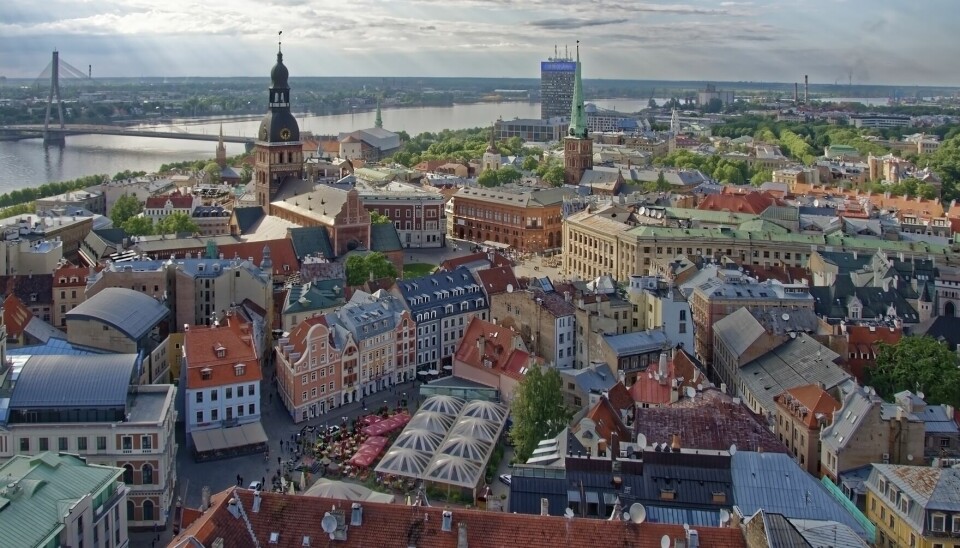 Latvia er, sammen med Finland, vert for ishockey-VM i år. Arrangementet er lovet en halv million euro fra det latviske utdanningsdepartementet, mens lærerlønna står på stedet hvil. På bildet ser vi hovedstaden Riga.