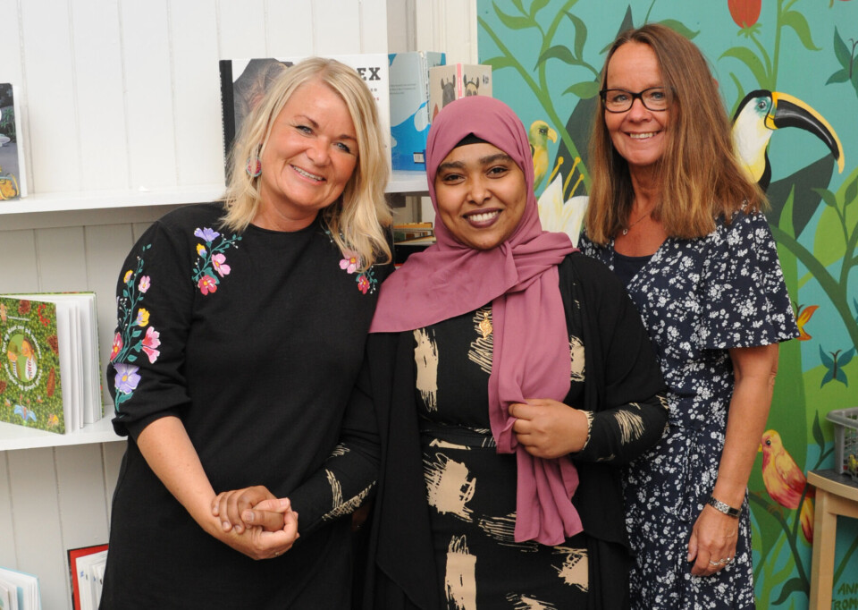 Pedleder Line Foss Andersen (t.v.) og styrer Connie Brådland er opptatt av godt samarbeid med Amina Abdusalam Mohamed og de andre foreldrene.