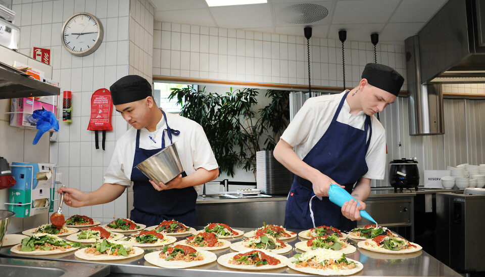 Elever på restaurant- og matfag på Etterstad videregående forbereder skolelunsj,