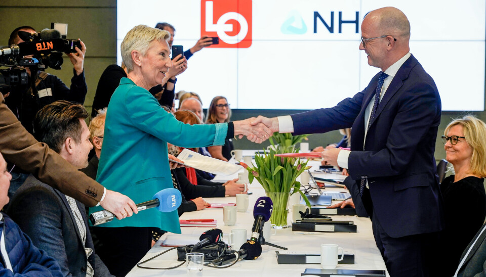 NHO- sjef Ole Erik Almlid og LO-leder Peggy Hessen Følsvik under overrekkelsen av krav mellom NHO og LO i lønnsoppgjøret 2023.