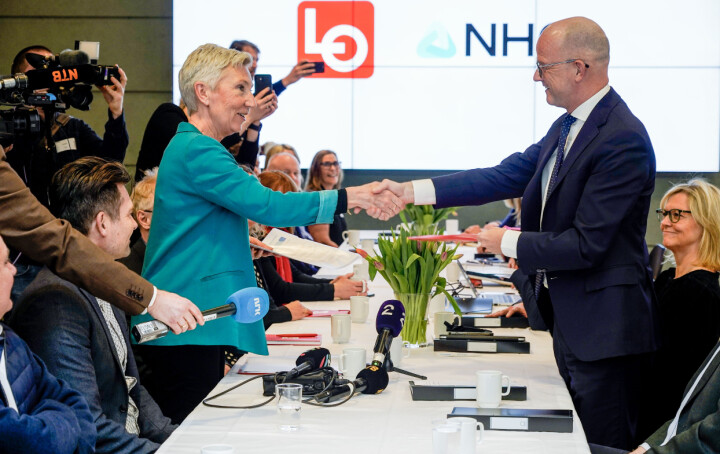 NHO- sjef Ole Erik Almlid og LO-leder Peggy Hessen Følsvik da de overrakt hverandre kravene for NHO og LO i lønnsoppgjøret 2023. Nå har partene brutt forhandlingene.