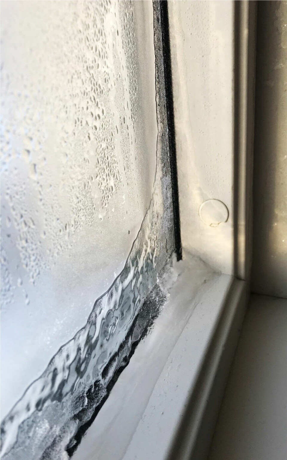 Is på innsiden av vinduene ved minusgrader.