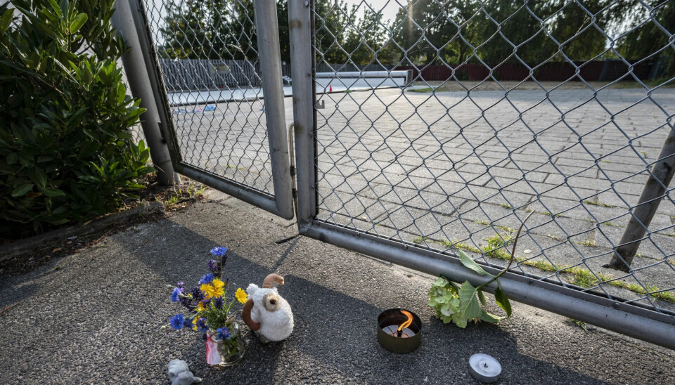 Dødsfallet i 2020 ble markert med blomster og lys utenfor svømmebassenget ved Tångvallaskolan i Skanör-Falsterbo.