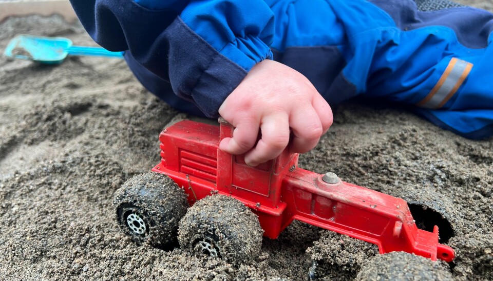 barnehage
sandkasse
lekebil 
ettåring
toåring