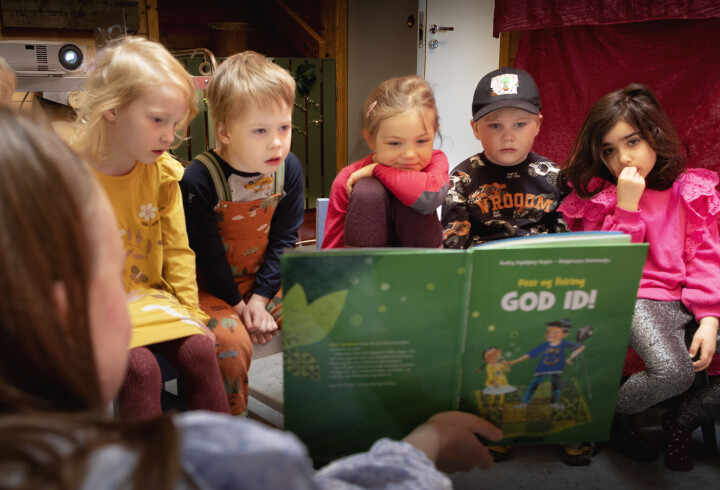 Eiril, Selma, Erik, Aylin, Marius og Børre Olai følger ivrig med i samlingsstunden.