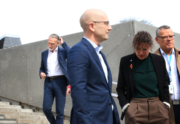 Tor Arne Gangsø, KS-direktør, i bakgrunnen. Foran: Steffen Handal (Unio) Tonje Leborg (Akademikerne) og Trond Ellefsen (YS).