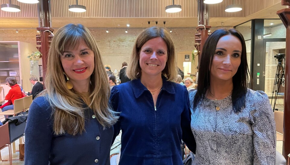 – Jeg er utrolig stolt av at en liten redaksjon som Første steg er nominert til Den store journalistprisen sammen med journalister fra de største og dyktigste redaksjonene i Norge, sier redaktør Line Fredheim Storvik (midten) sammen med journalist Kjersti Salvesen (t.h.) og fotograf Charlotte Wiig.