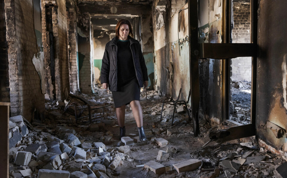 En gang løp det barn i disse gangene. Nå er den ukrainske skolen en ruin av aske og svartbrent metall.
