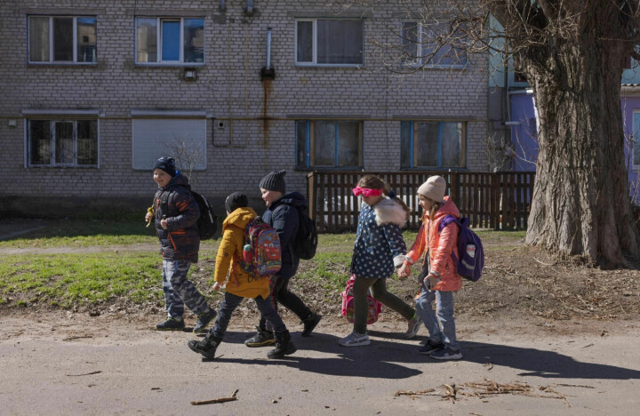 Ukrainske barn i Bohdanivka går tilbake til skolen etter at flyalarmen er over.