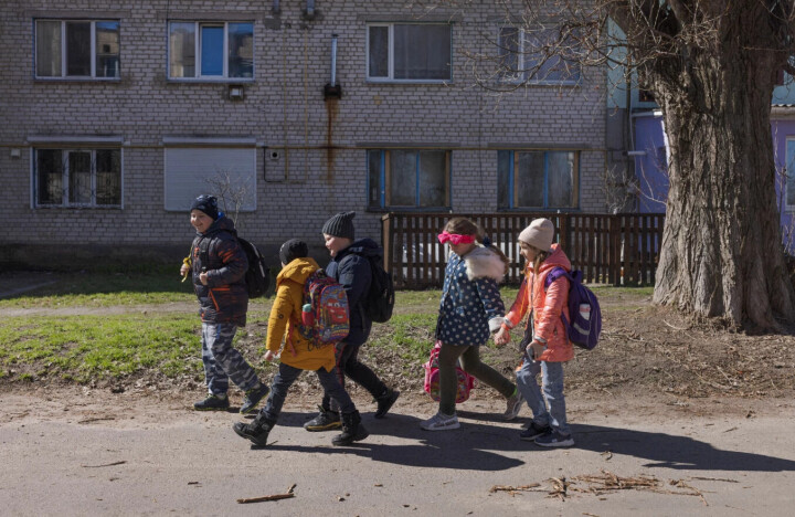 Liudmyla Deiko, rektor ved Bohdanivka barne- og ungdomsskole Ukrainske barn i Bohdanivka går tilbake til skolen etter at flyalarmen er over.
