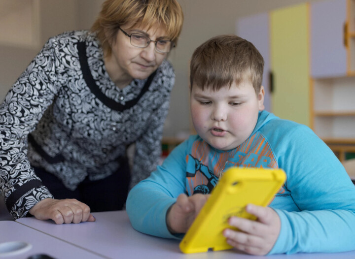 Dmytro* (10) er en ivrig bruker av de nye nettbrettene. Her med lærer Oksana Popovyc.