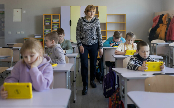 En gang løp det barn i disse gangene. Nå er den ukrainske skolen en ruin av aske og svartbrent metall.