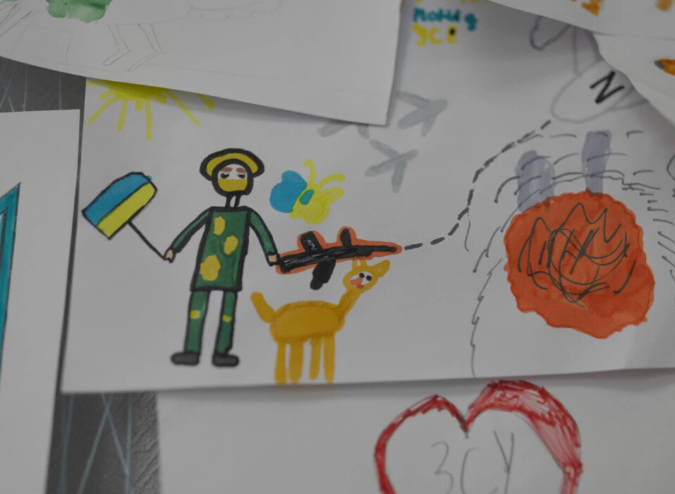 En gang løp det barn i disse gangene. Nå er den ukrainske skolen en ruin av aske og svartbrent metall.