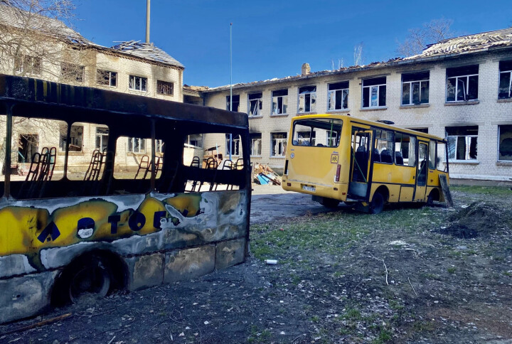 En gang løp det barn i disse gangene. Nå er den ukrainske skolen en ruin av aske og svartbrent metall.