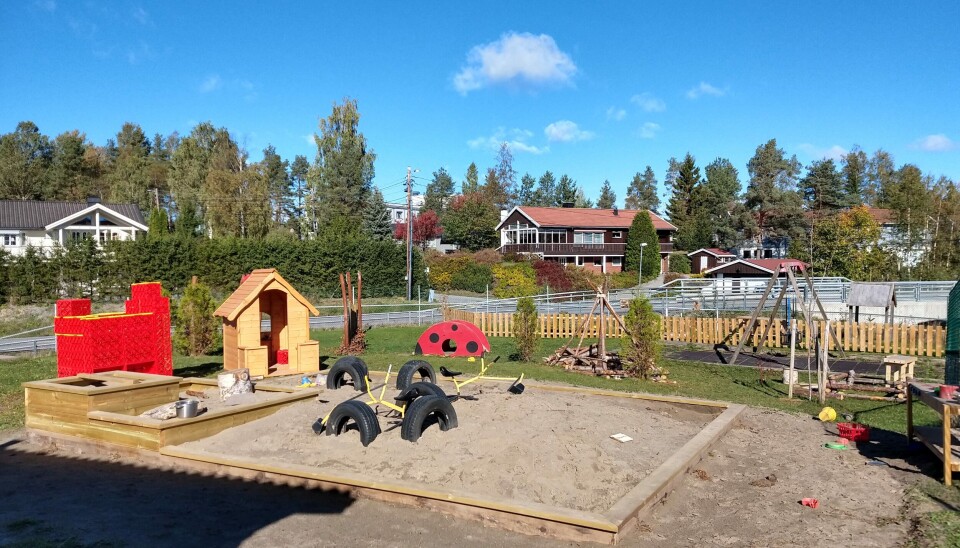 Barnehagen har brukt bildekk for å skape en egen gravesone i sandkassa. De har laget et utekjøkken og brukt stokker og stubber for å skape flere soner i uteområdet.