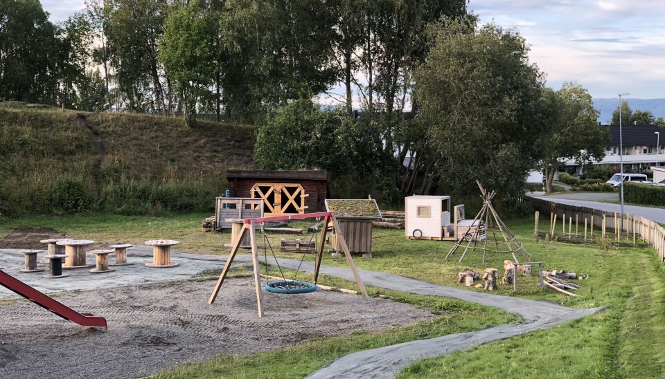 I en barnehage flyttet de lekehuset og gapahuken sammen på uteområdet, tilførte kabeltromler og lagde et utekjøkken, slik at det ble et lite tun. De lagde en sykkelsti gjennom tunet og en kjøkkenhage der barna kunne høste mat til landsbyen.
