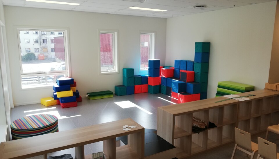 Lag leke-
sone til fysisk lek inne med matter og skumgummiklosser som barna kan klatre på og bygge med.