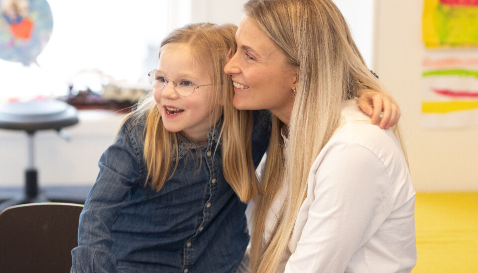 Live stammer og har en språkforsinkelse, men det er ingen diagnose. I Jarenga barnehage følges hun tett av ergoterapeut Caroline Holthe Aakre, som hun har fått et helt spesielt forhold til.