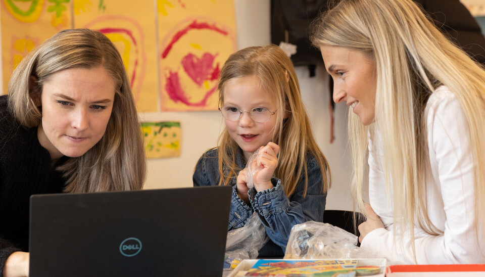 Det er logoped Christine Fenne Nielsen som utarbeider materialet ergoterapeut Caroline Holthe Aakre (t.h.) og Live jobber med i barnehagen.