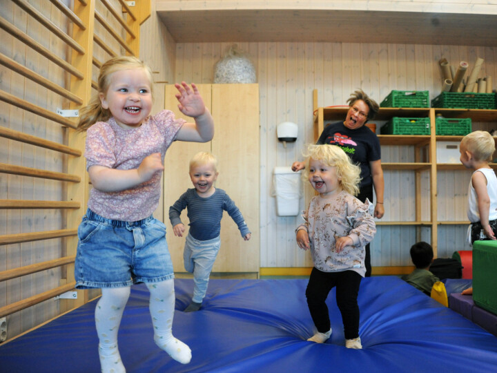 Å danse oppå tjukkasen er noe barna liker veldig godt. Maren Bjørlin Egeland (2), Ulrik Olafsen Kalland (2), Vanessa Myhra Paulsen (2) og styrer Gro Mette Boberg i glad dans.