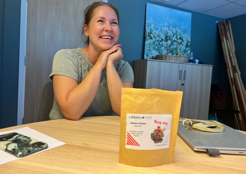 Jeanette Langlie Daffinrud med pakken med gresshopper foran seg.
