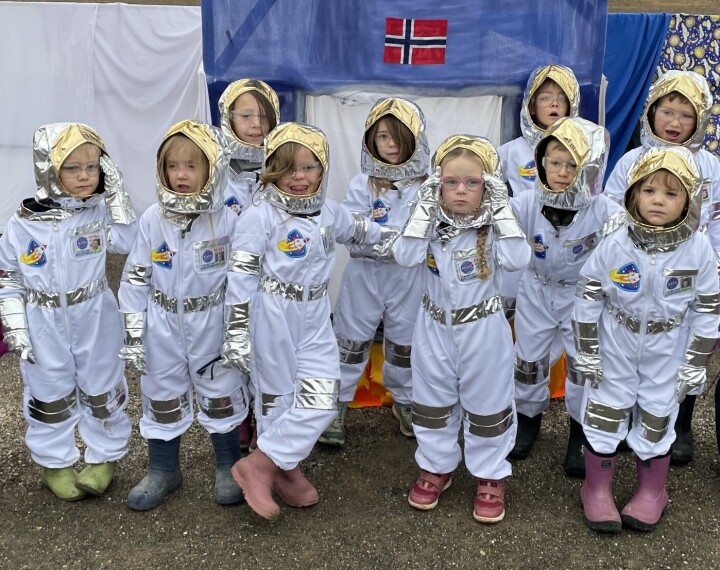 Med stor ståhei samlet barna i Straumen barnehage seg på idrettsplassen for å stige om bord i raketten mens lokalbefolkningen så på.