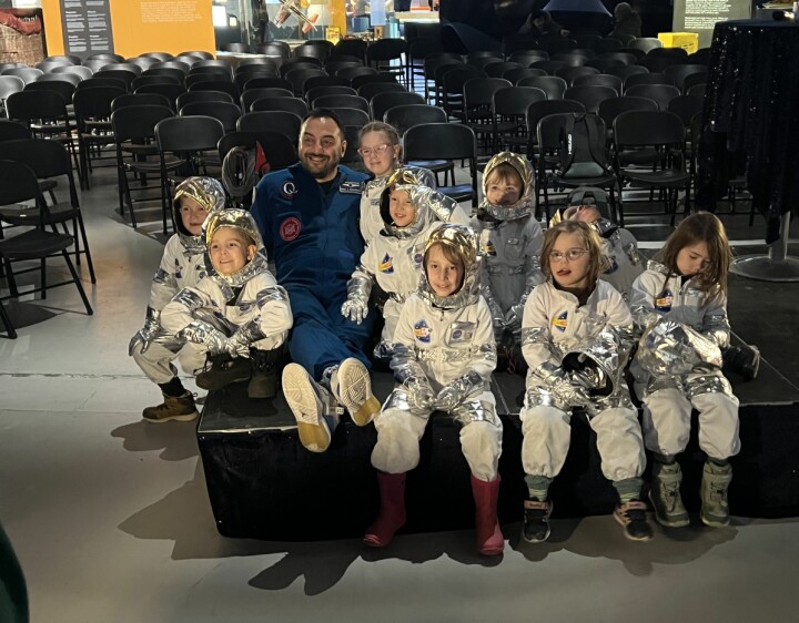 Barna i Straumen barnehage har prosjekt om romfart, og et av høydepunktene var da barna fikk møte Nima Shahinian, som er Norges aller første kandidat til å reise ut i verdensrommet.
