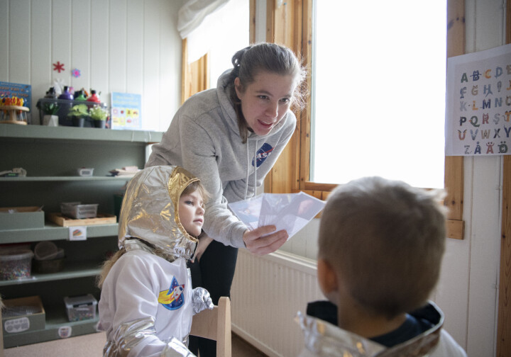 – Hvor mange planeter er det mellom jorda og sola? spør pedagogisk leder Caroline Jensen. To, svarer Selma og Lukas.