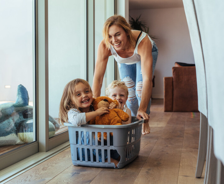 Voksne som ikke er med i leken i barnehagen, går glipp av mye