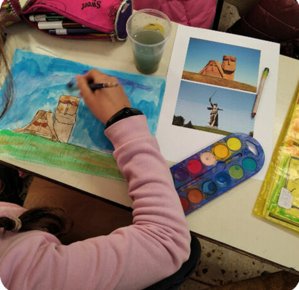Bildet er tatt fra piloteringen av aktiviteten «Monumenter» ved en barneskole i Athen.