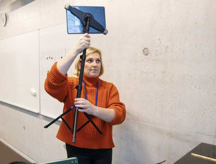 Når Anne Jorunn skal undervise, rigger hun opp kamera i klasserommet