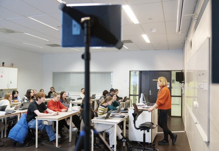 Når Anne Jorunn skal undervise, rigger hun opp kamera i klasserommet