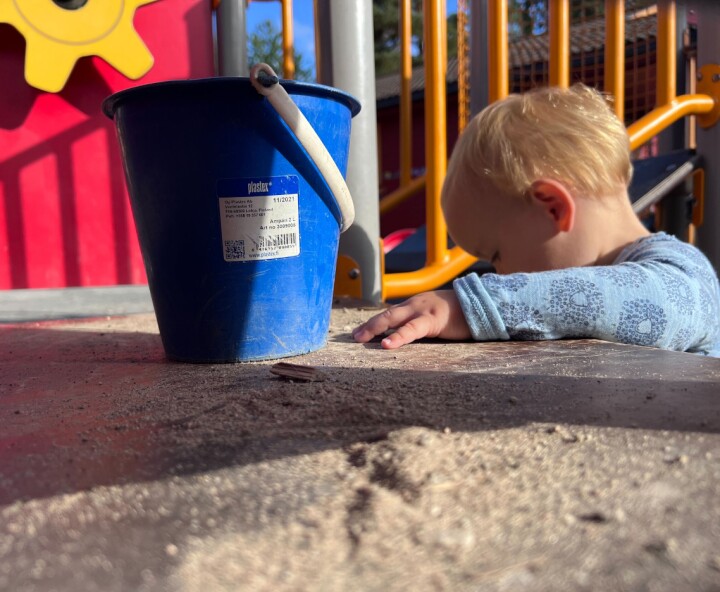 Ettring leker i lekestativ