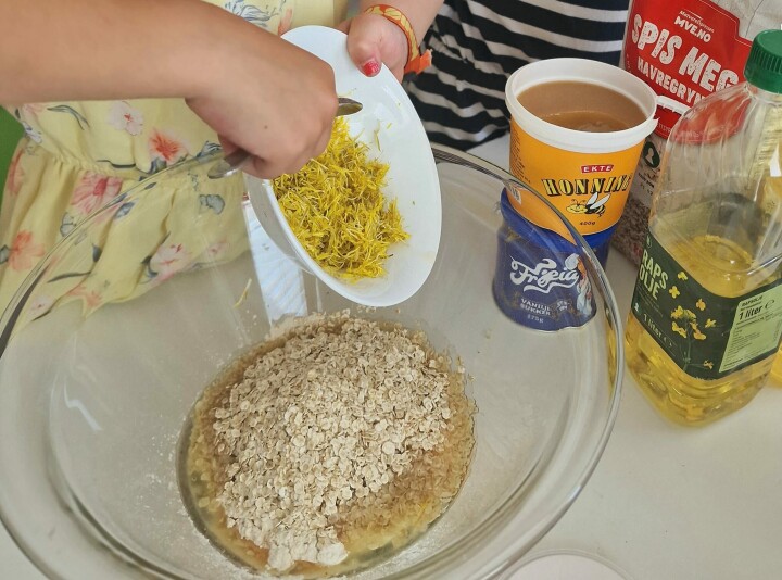 Laget kjeks av løvetann med barnehagebarna
